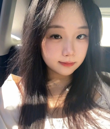 吹着风的小女孩的照片