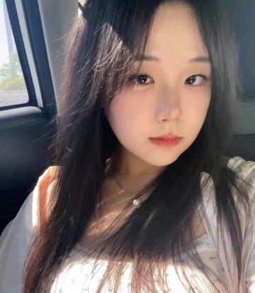吹着风的小女孩的照片