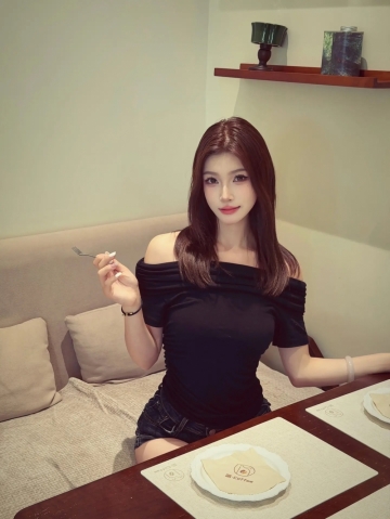 Ai吃奶酪的照片