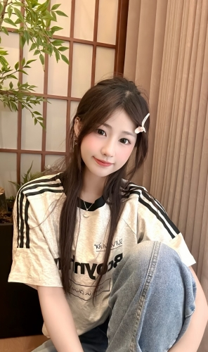 吹着风的小女孩的照片