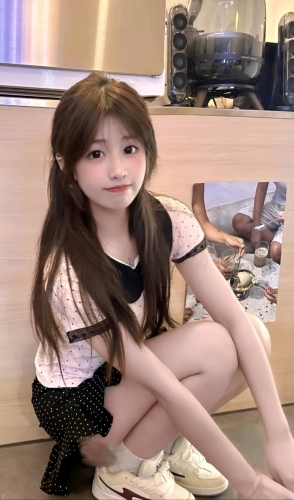 吹着风的小女孩的照片