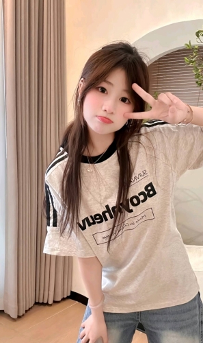 吹着风的小女孩的照片