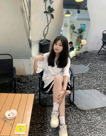 吹着风的小女孩的照片