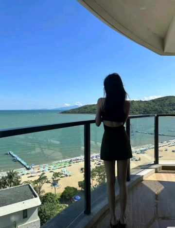 小熊把气球吹爆了的照片