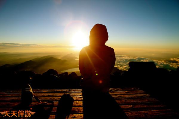 登顶富士山，壮丽日出