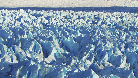 冰川初观，身姿宏伟