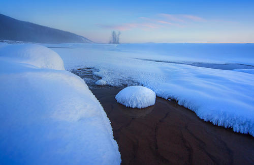 寒冷的雪地